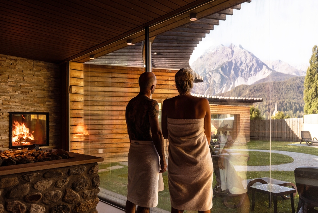 Bogn Engiadina Scuol Ausblick auf die Engadiner Berge in der Panoramasauna
