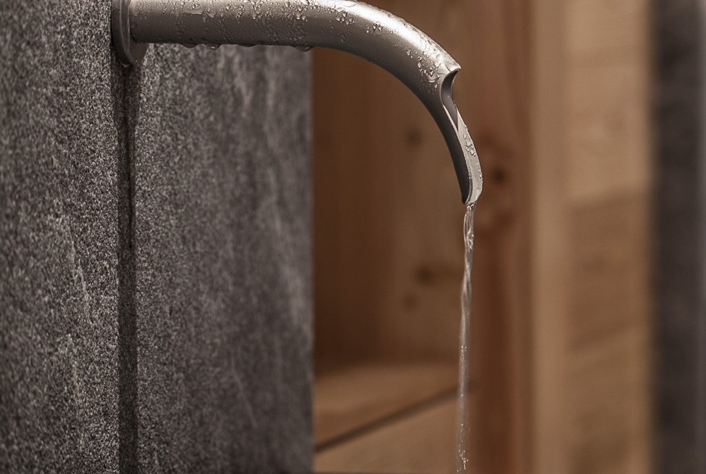 Bogn Engiadina Scuol Mineralbrunnen im Wandelgang der Sauna Bogn Engiadina Scuol Mineralbrunnen im Wandelgang der Sauna