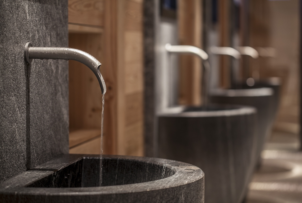 Bogn Engiadina Scuol Mineralbrunnen im Wandelgang der Sauna