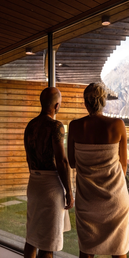 Bogn Engiadina Scuol : Vue sur les montagnes de l'Engadine dans le sauna panoramique 