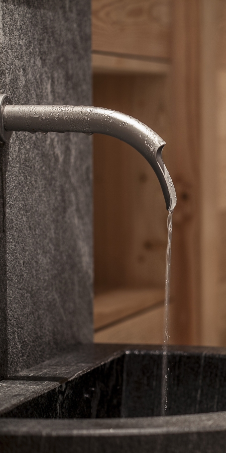 Fontaine minérale Bogn Engiadina Scuol dans le couloir du sauna