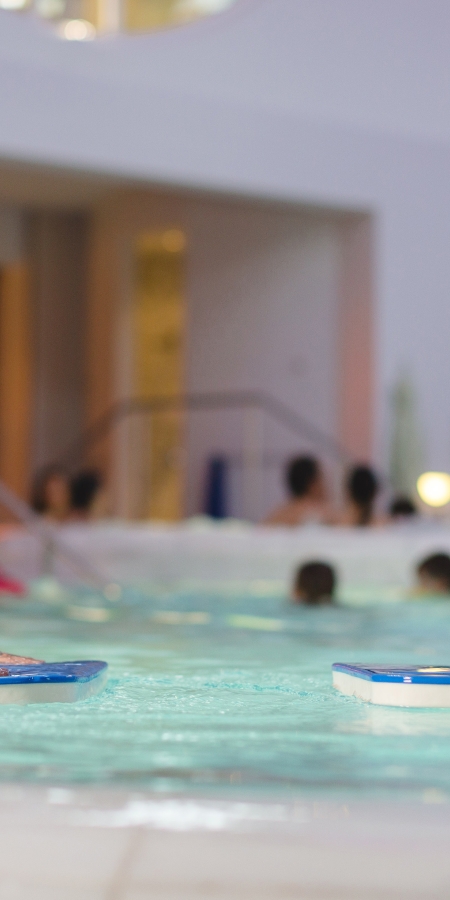 Wassertherapie im Bewegungsbecken des Bogn Engiadina Scuol Wassertherapie im Bewegungsbecken des Bogn Engiadina Scuol