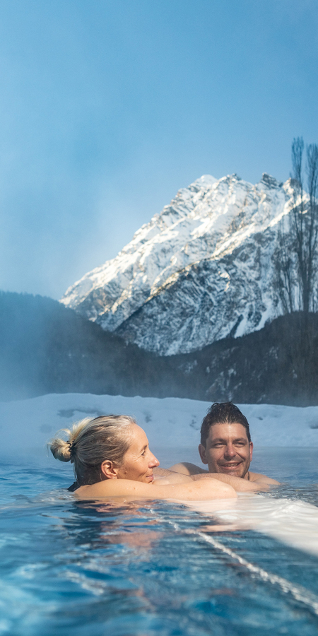 Baigneurs dans le bassin extérieur panoramique 