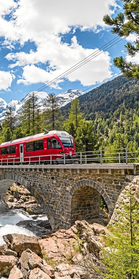 Ein Zug der Rhätischen Bahn überquert eine der vielen Brücken im Engadin