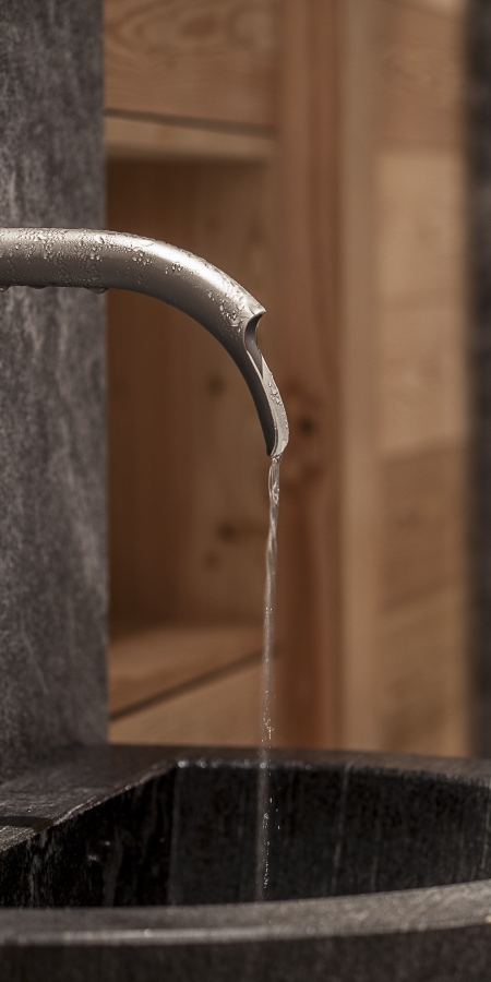 Fontaine minérale Bogn Engiadina Scuol dans le couloir du sauna Fontaine minérale Bogn Engiadina Scuol dans le couloir du sauna