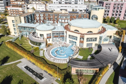 Flugansicht der gesamten Anlage des Bogn Engiadina Scuol 