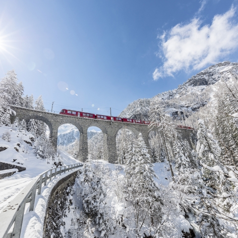 Der Interregio der RhB auf dem Albulaviadukt Foto Andrea Badrutt