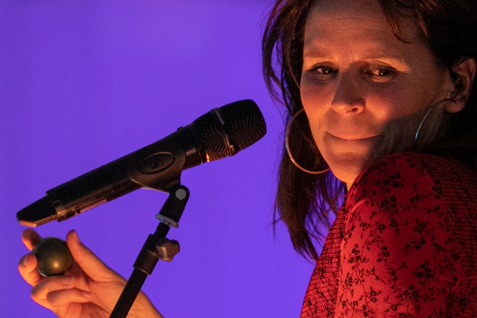 Caroline Chevin live in concert.