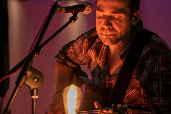 Caroline Chevin live in concert.