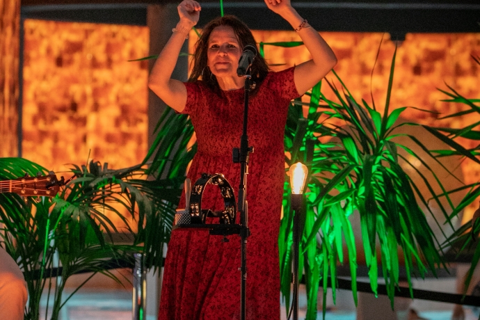 Caroline Chevin live in concert. Caroline Chevin live in concert.