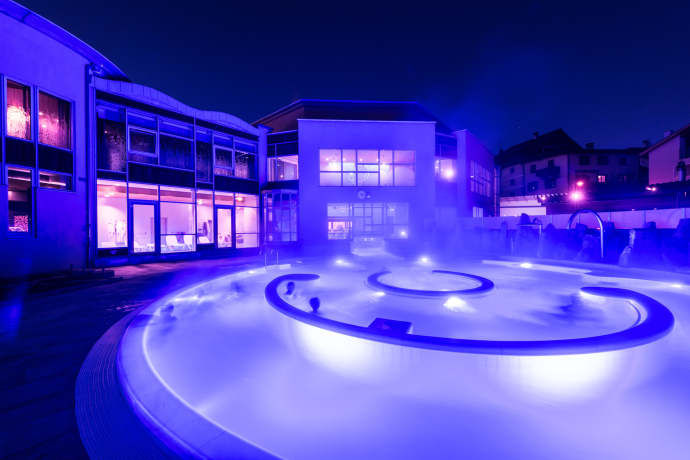 Das Bogn Engiadina bei Nacht mit dezenter Beleuchtung im Aussenbereich Das Bogn Engiadina bei Nacht mit dezenter Beleuchtung im Aussenbereich