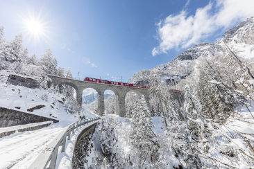 Der Interregio der RhB auf dem Albulaviadukt Foto Andrea Badrutt